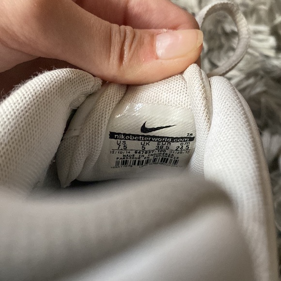 Nike womens shoes!!! Size 7.5 - Picture 3 of 3